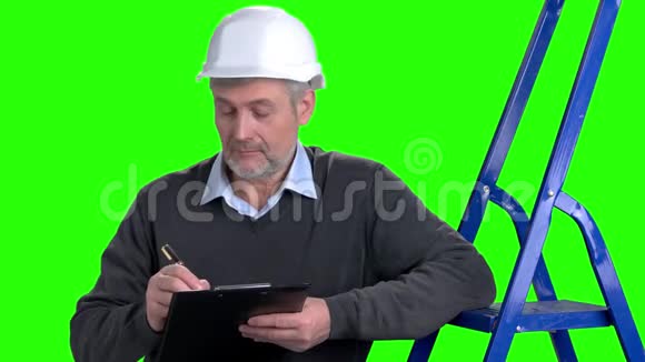 成熟的男性主管在剪贴板上写作视频的预览图