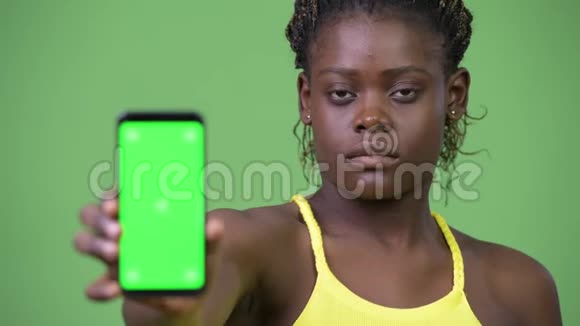 年轻的非洲女人带着电话视频的预览图
