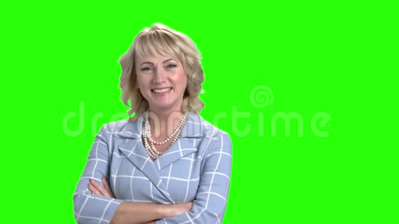 绿色屏幕上微笑的商务女性视频的预览图