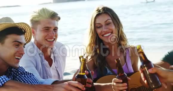 朋友在海滩上喝酒视频的预览图