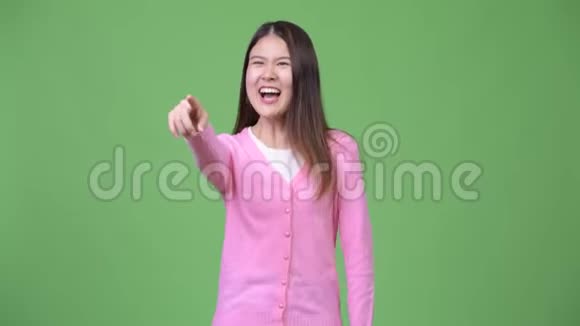 年轻漂亮的亚洲女人笑视频的预览图