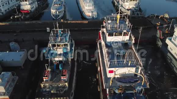 在河上的港口停泊船只直升机空中射击视频的预览图