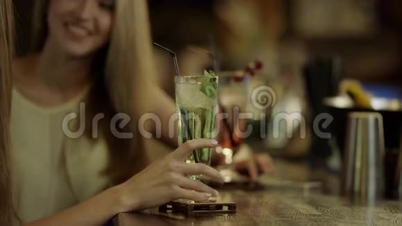 女人在酒吧柜台聊天视频的预览图