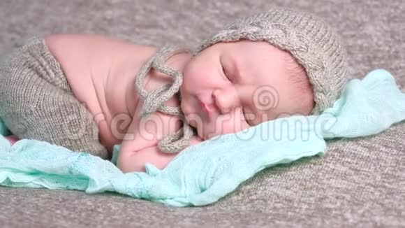 柔软毯子上可爱的熟睡新生儿视频的预览图