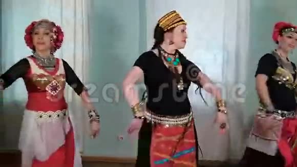 美丽的部落融合女人民族舞者的服装维鲁视频的预览图