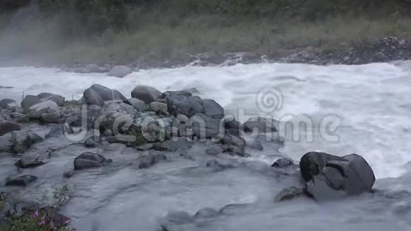 阿克肯河阿尔泰山俄罗斯视频的预览图