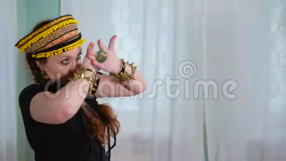 美丽的部落融合女人民族舞者的服装维鲁视频的预览图