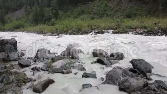 阿克肯河阿尔泰山俄罗斯视频的预览图