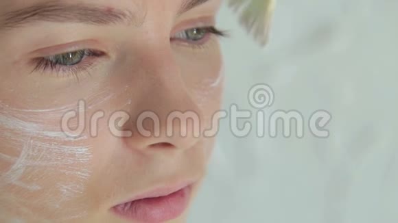 专业化妆师在白色房间制作面部艺术视频的预览图