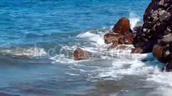 美丽的岩石海岸和海浪视频的预览图