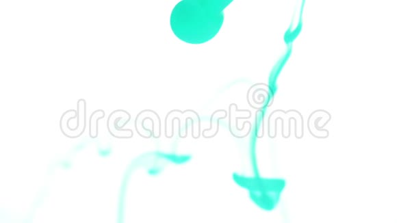 水中的青绿色墨水视频的预览图