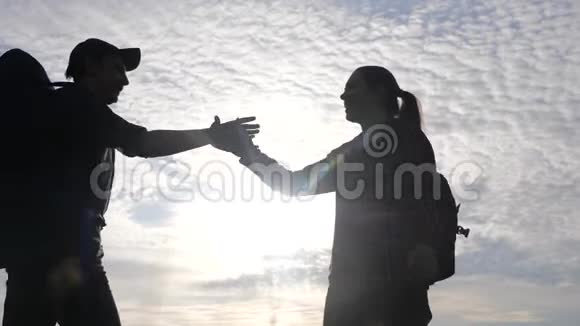 团队合作男女商务旅行理念双赢团队游客男女日落剪影助握手视频的预览图