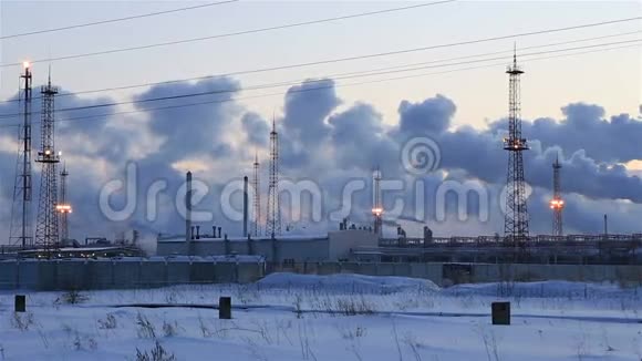 日落天空背景下的炼油厂冰霜的雪视频的预览图