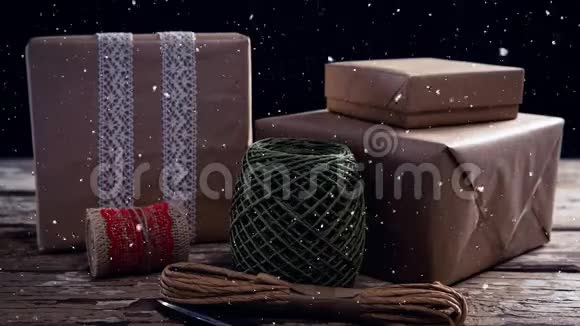 降雪伴圣诞礼物装饰视频的预览图