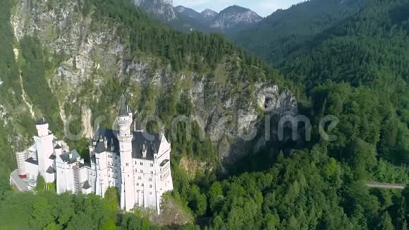 美丽的阿尔卑斯山城堡NeuschwansteinAerial4k视频的预览图