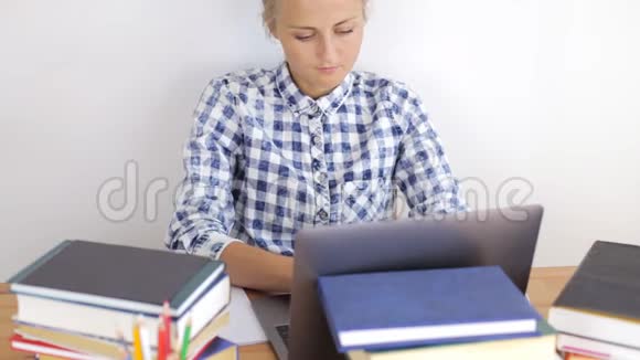 在笔记本电脑上工作的漂亮女孩视频的预览图