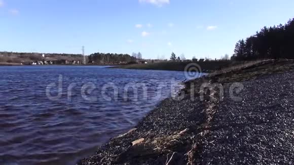 德维纳西部采石场和河流之间的春季景观视频的预览图