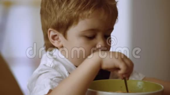 可爱的小男孩吃健康的食物视频的预览图