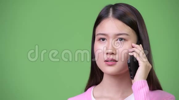 年轻漂亮的亚洲女人用电话视频的预览图