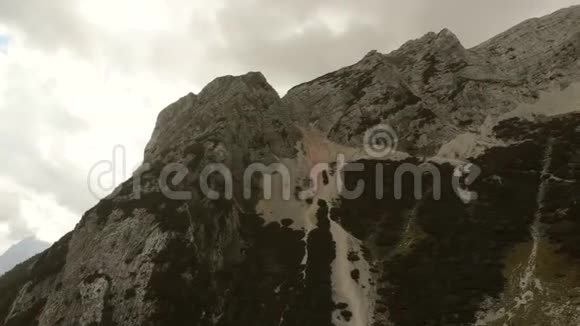 特里格拉夫山脉的空中景色视频的预览图