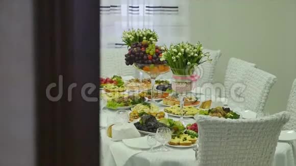 装饰的餐桌视频的预览图