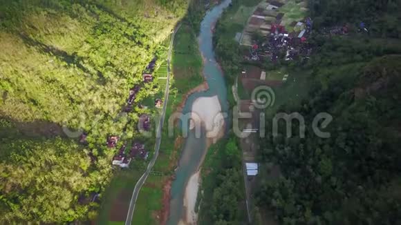 山谷中河流和村庄的空中景观视频的预览图