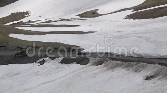 恩杜罗之旅与布吉汽车在高高的高加索山脉视频的预览图