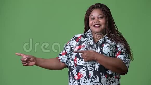 在绿色背景下的美丽非洲女人视频的预览图