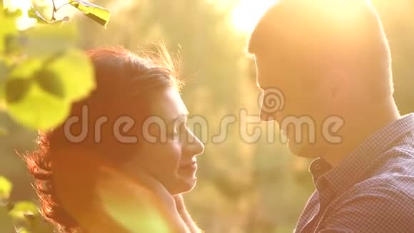 公园日落时相爱的幸福夫妻的肖像视频的预览图