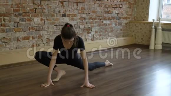 运动健身瑜伽体操女孩拉伸视频的预览图