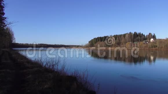 德维纳西部采石场和河流之间的春季景观视频的预览图