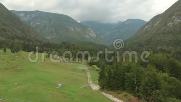 特里格拉夫山脉的空中景色视频的预览图