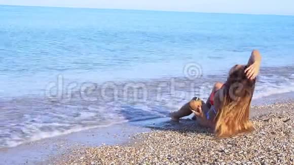 在海滩海洋上喝鸡尾酒的度假村女孩视频的预览图