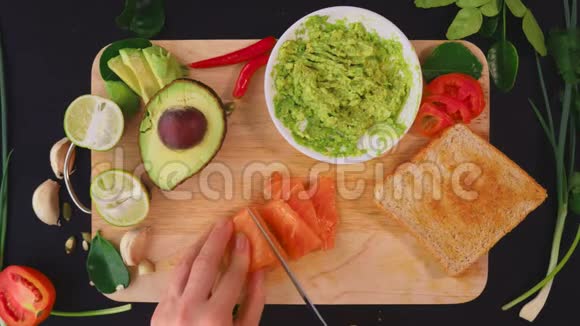 鳄梨健康饮食和健康生活方式的概念从上面看煮鳄梨三明治视频的预览图