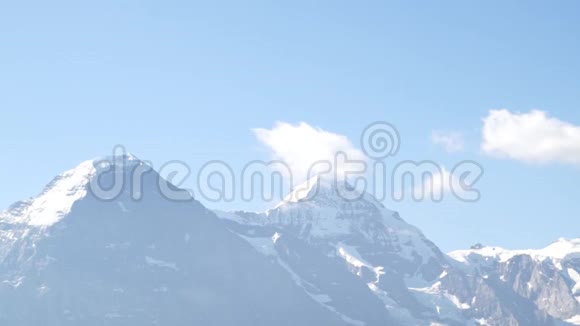 高山峰的陆地景观背景伯尼斯高地的Jungfrau阿尔卑斯山旅游和冒险徒步旅行的概念视频的预览图