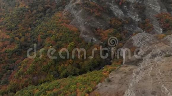 山脉4K史诗无人机飞行高加索山脉和山谷美景格鲁吉亚自然视频的预览图
