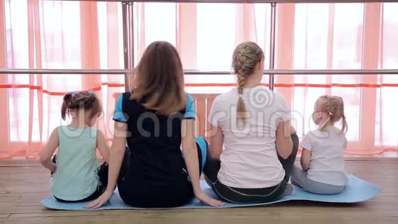 家庭瑜伽和体操在窗口视频的预览图