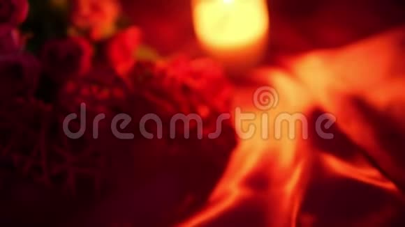 用花束和蜡烛的镜头问候瓦伦丁视频的预览图