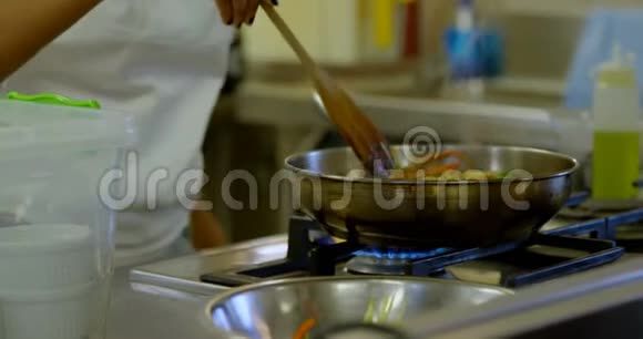 厨师在4k餐厅厨房准备食物视频的预览图