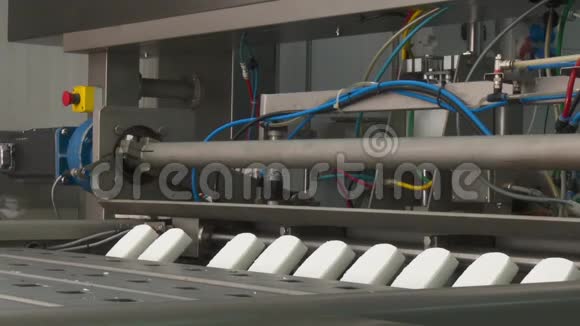 冰淇淋的自动化生产视频的预览图