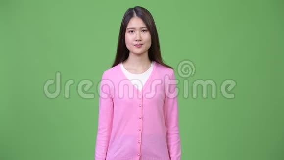 年轻漂亮的亚洲女人交叉双臂视频的预览图