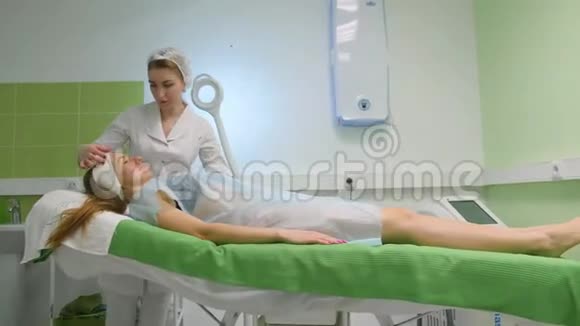 年轻妇女在诊所接受治疗视频的预览图