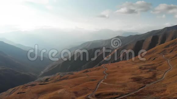 山脉4K史诗无人机飞行高加索山脉和山谷美景格鲁吉亚自然视频的预览图