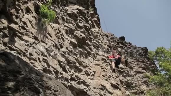在悬崖上的专业攀岩者视频的预览图