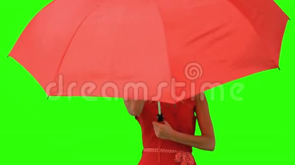 女人在绿屏上撑着伞视频的预览图