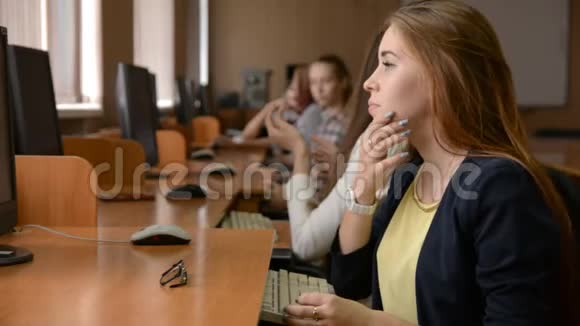 在电脑工作的年轻女商人视频的预览图