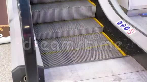 在购物中心乘坐自动扶梯电梯的人的腿视频的预览图