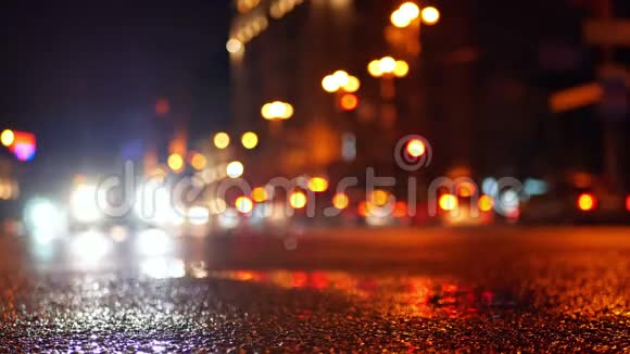 雨路交通夜视频的预览图