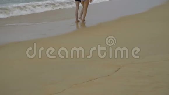 海滩情侣散步视频的预览图