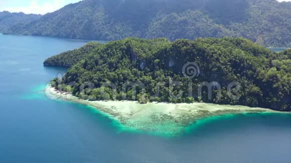 RajaAmpat珊瑚礁和岛屿的鸟瞰图视频的预览图